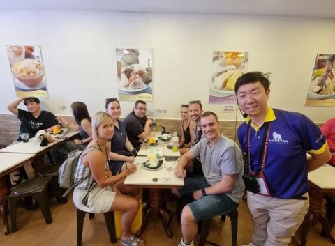 Small Group: Michelin and Local Hawker Food Tour with 9 tastings