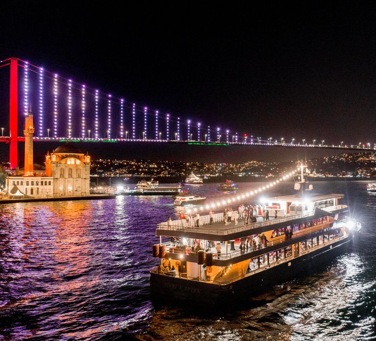 Istanbul: Bosphorus Dinner Cruise with Turkish Night Show