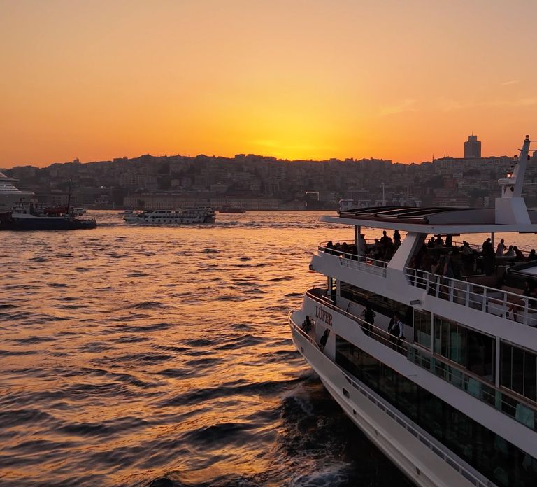 Istanbul: Daytime or Sunset Sightseeing Cruise & Audio Guide