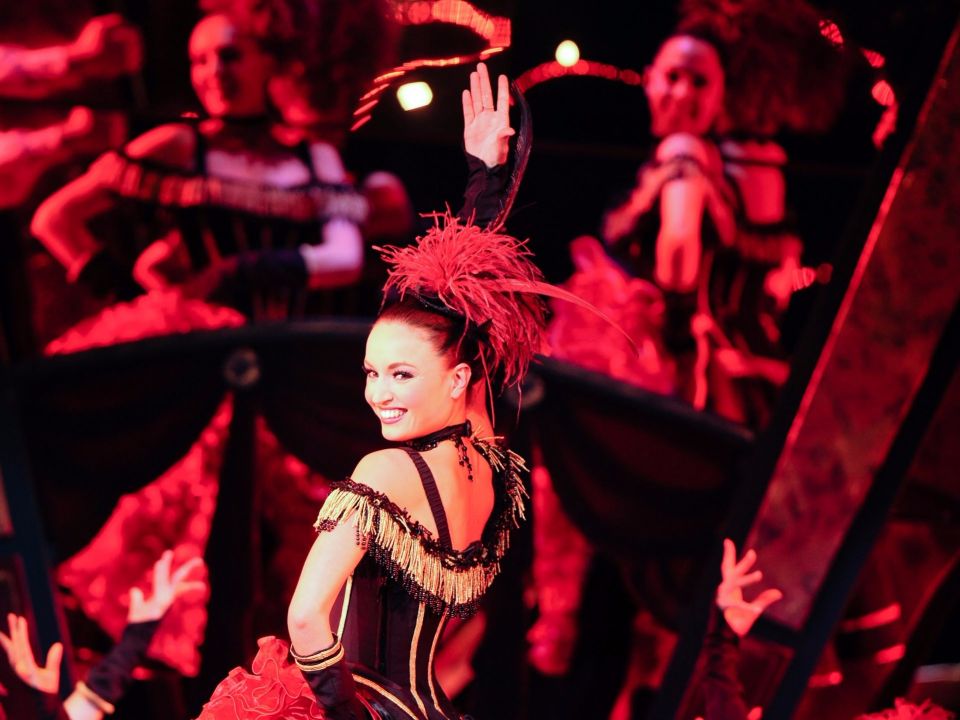 Paradis Latin Show with Champagne