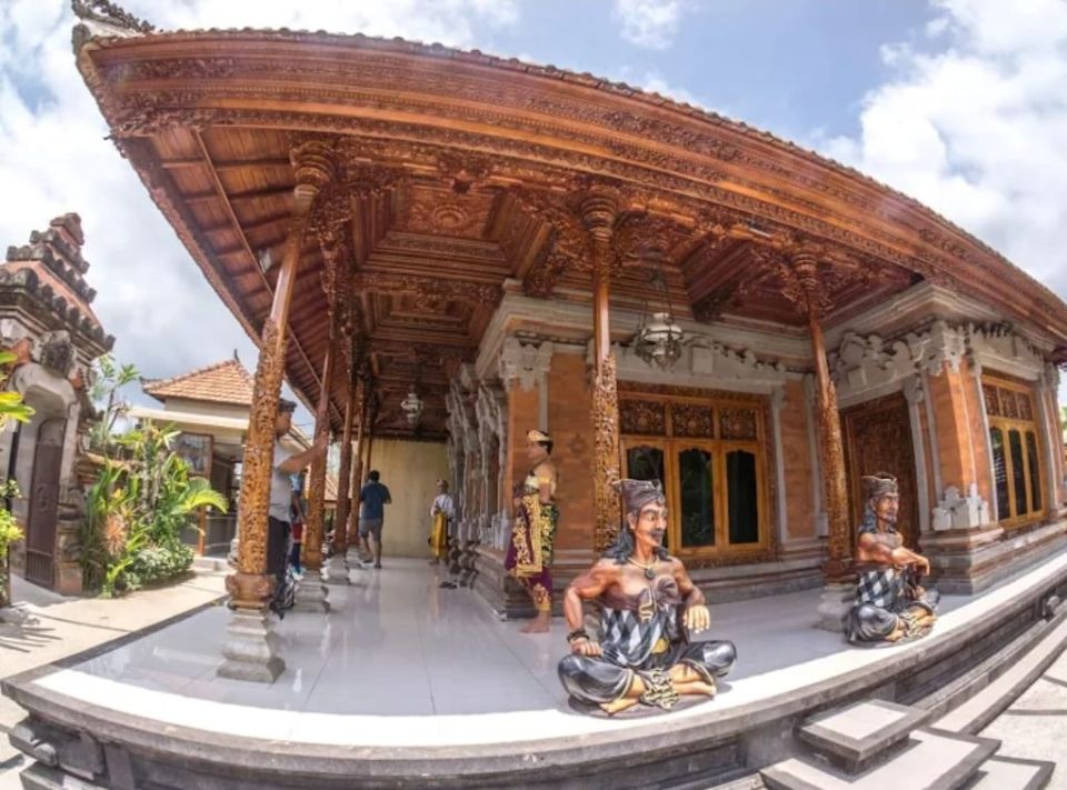Balinese Custome Seraya Budaya Singapadu Ubud